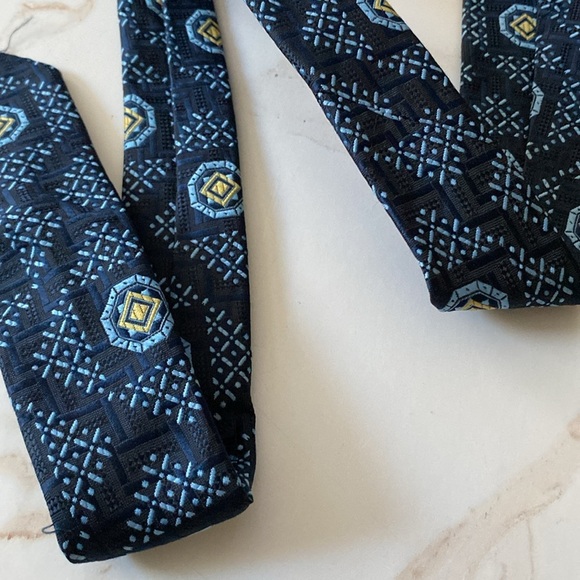 Elegant Blue Patterned Men's Tie - Picture 4 of 4
